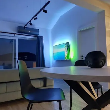 Penthouse Petra With Hot Tub Apartment Kali