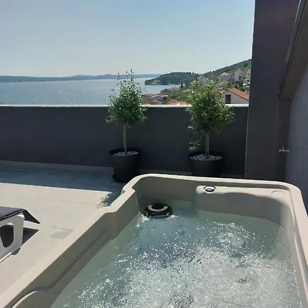 Penthouse Petra With Hot Tub Kali