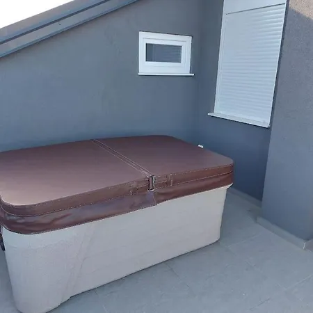 Penthouse Petra With Hot Tub *