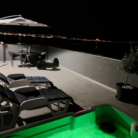 Penthouse Petra With Hot Tub 칼리