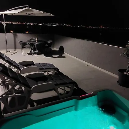 Penthouse Petra With Hot Tub Appartement