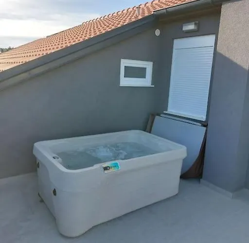 Penthouse Petra With Hot Tub *