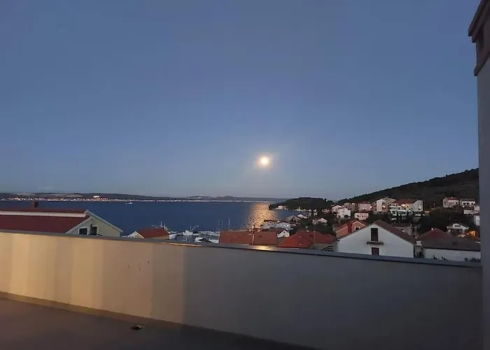 Apartment Penthouse Petra With Hot Tub