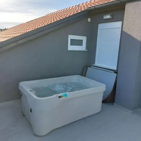 Penthouse Petra With Hot Tub *