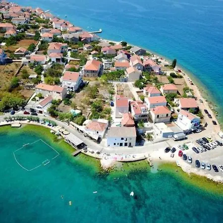 Penthouse Petra With Hot Tub Kali