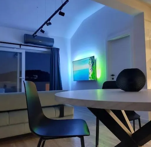 Penthouse Petra With Hot Tub דירה קאלי