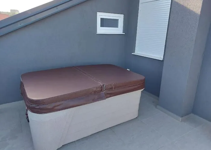 Penthouse Petra With Hot Tub *