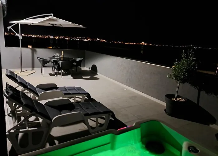 Penthouse Petra With Hot Tub קאלי