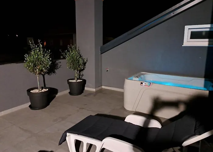 Penthouse Petra With Hot Tub דירה *