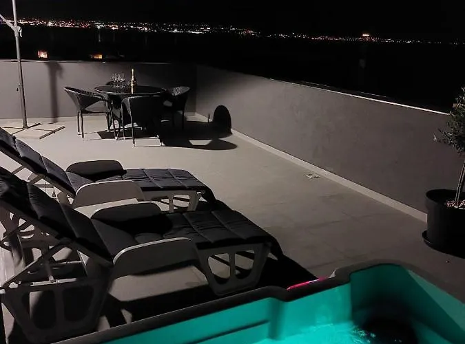 Penthouse Petra With Hot Tub דירה